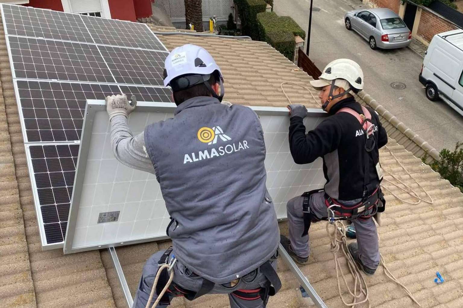 ¿Cuáles son los pilares que apoyan el crecimiento de la empresa de placas solares Alma Solar?