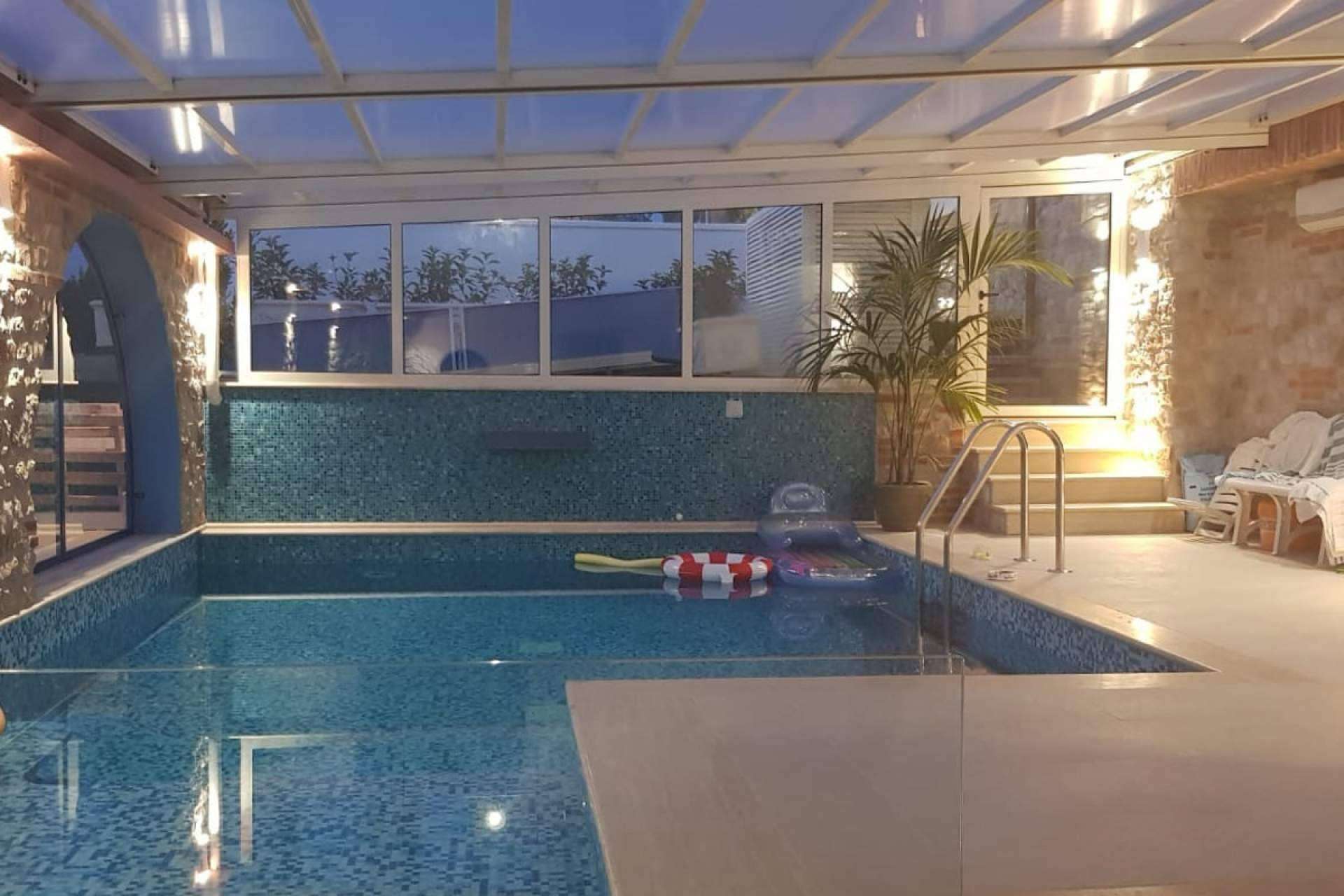 Techos fijos y móviles para el cuidado y mantenimiento de piscinas, con COVERTTO