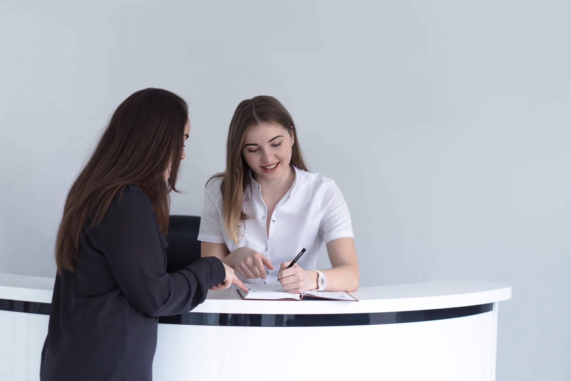 Los recepcionistas formados en upselling aumentan los ingresos del hotel