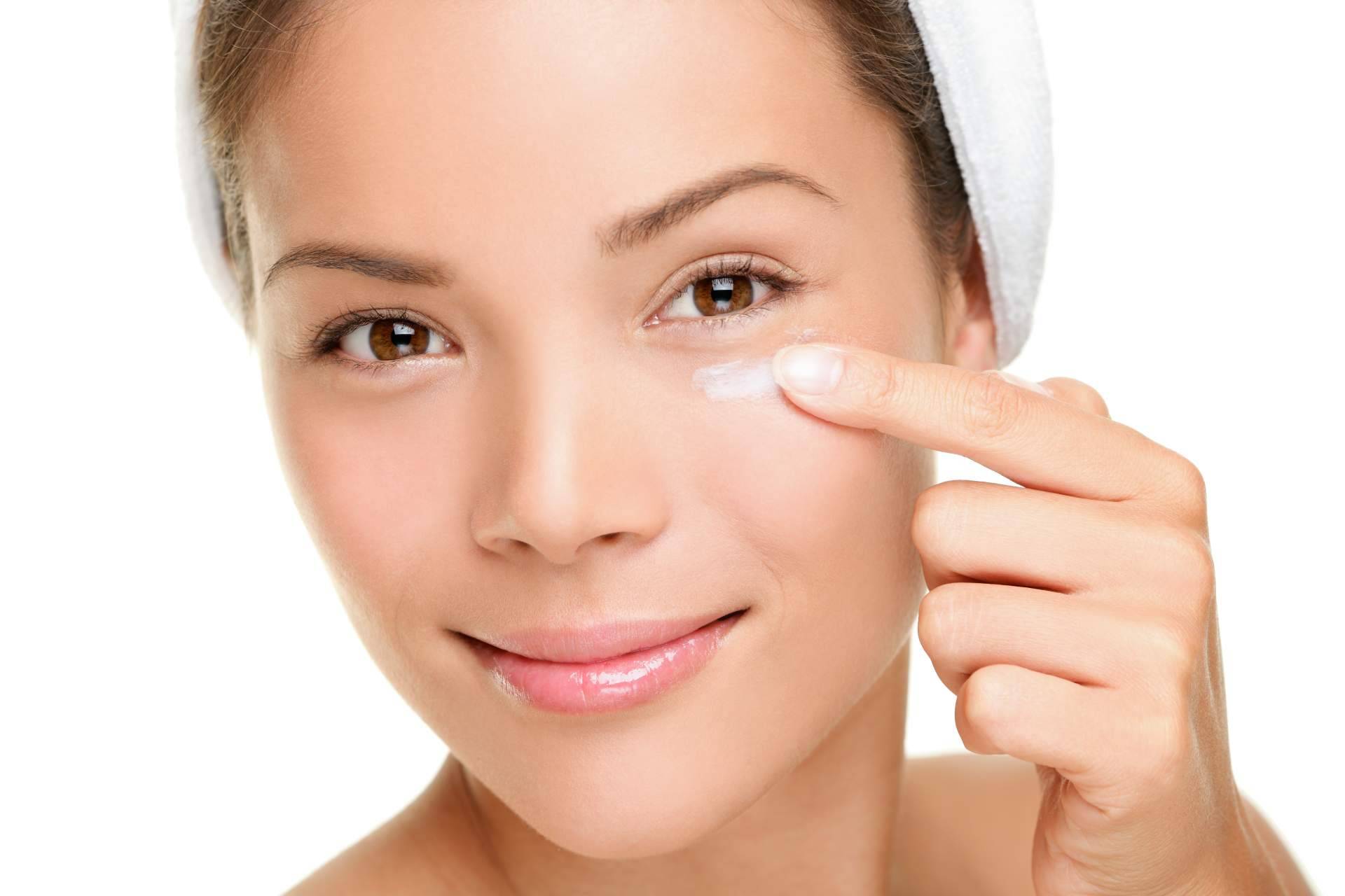 NaturalKirei dispone de un contorno de ojos natural para tratar las bolsas, ojeras y líneas de expresión