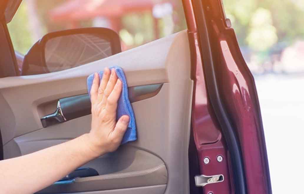 Los mejores trucos de limpieza para mantener el coche impecable por dentro y por fuera