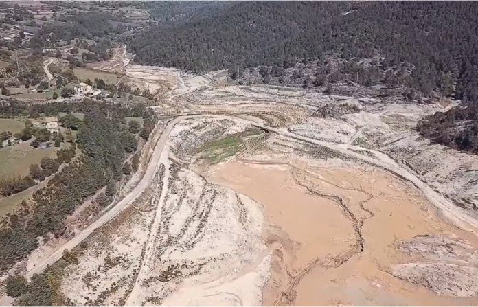 El seco embalse de Llosa de Cavall