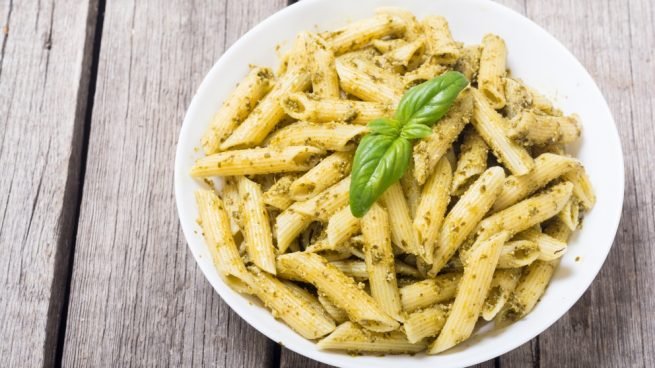 La receta de macarrones al ajillo que te hará olvidar el tomate frito de por vida