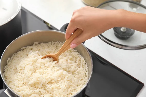 mujer-cocinando-arroz