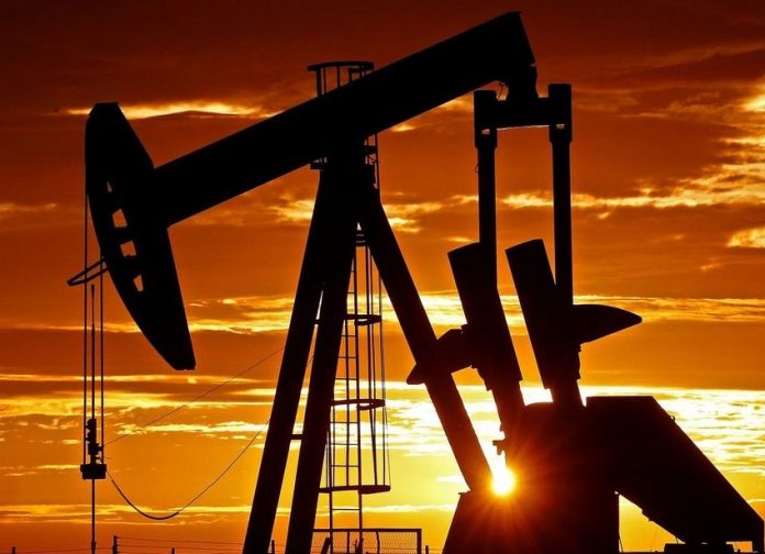 El precio del petróleo titubea entre la oferta y la recesión