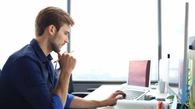 shot of handsome male architect working on design in his office 656x368 1 Merca2.es