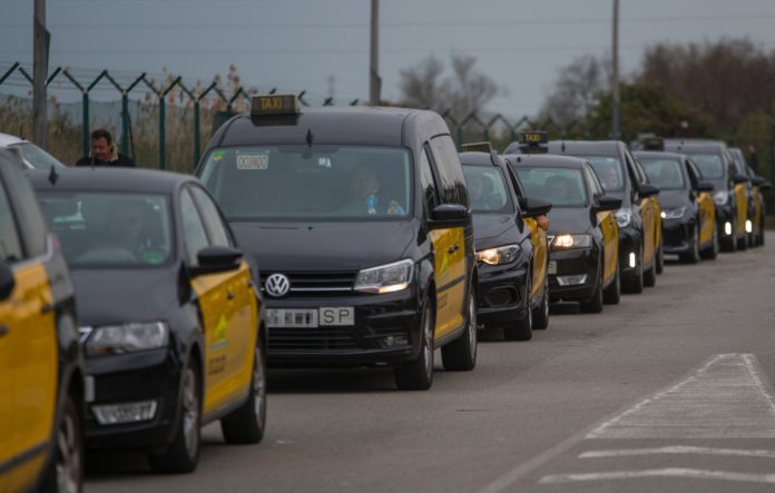 El taxi de Barcelona trata de solucionar sus propios problemas