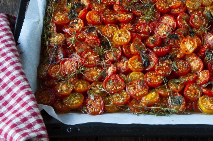 Tomates confitados: así se hace la receta más deliciosa para aprovechar la temporada 
