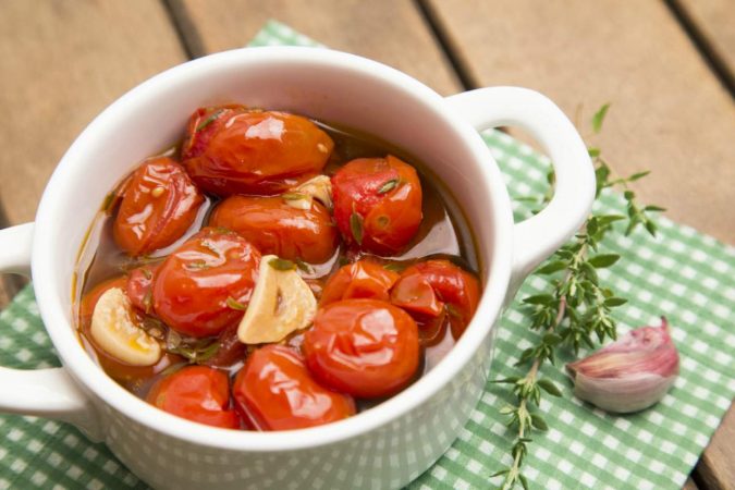 Tomates confitados: así se hace la receta más deliciosa para aprovechar la temporada 