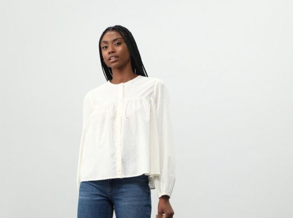 La blusa fluida de Lefties perfecta para llevar a la oficina por 10 euros  