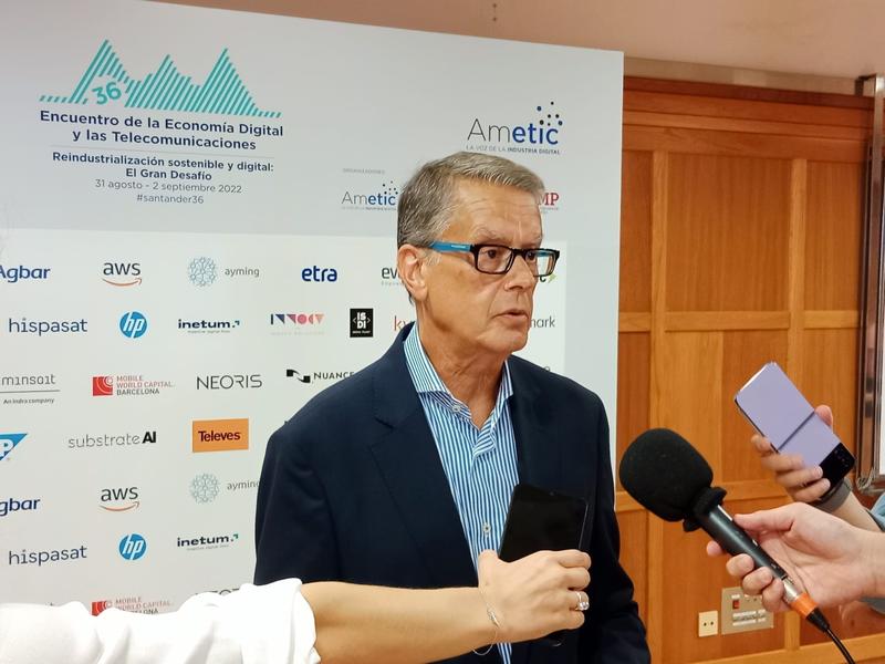 El Gobierno negocia con «algo más de media docena de empresas» para fabricar semiconductores en España