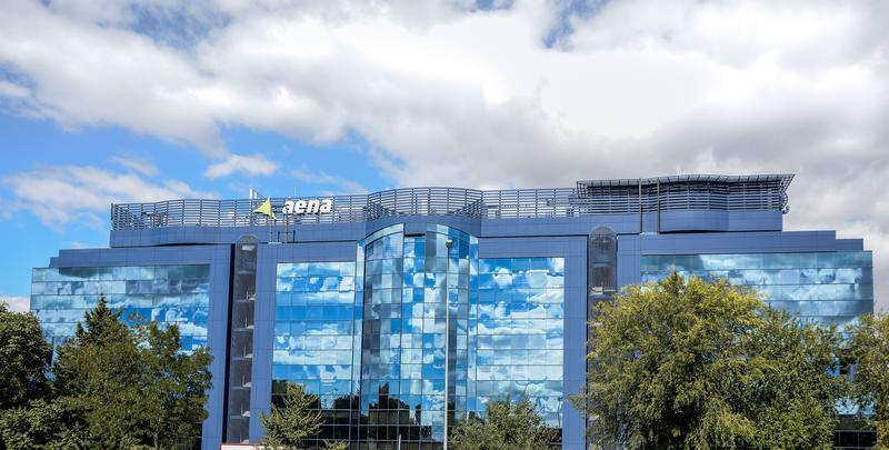 Aena firma una línea de crédito sindicada sostenible por 650 millones liderada por CaixaBank