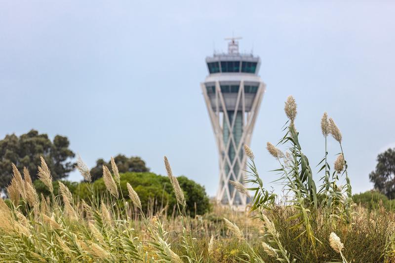 Enaire y Aena advierten de posibles retrasos en vuelos este viernes por la huelga de controladores en Francia
