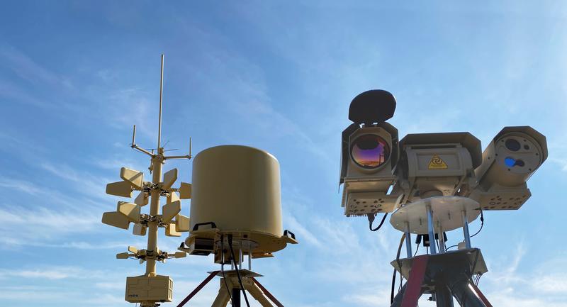 Indra prueba en Sevilla la eficacia de Crow, su sistema antidrones, en una muestra con el Ejército del Aire