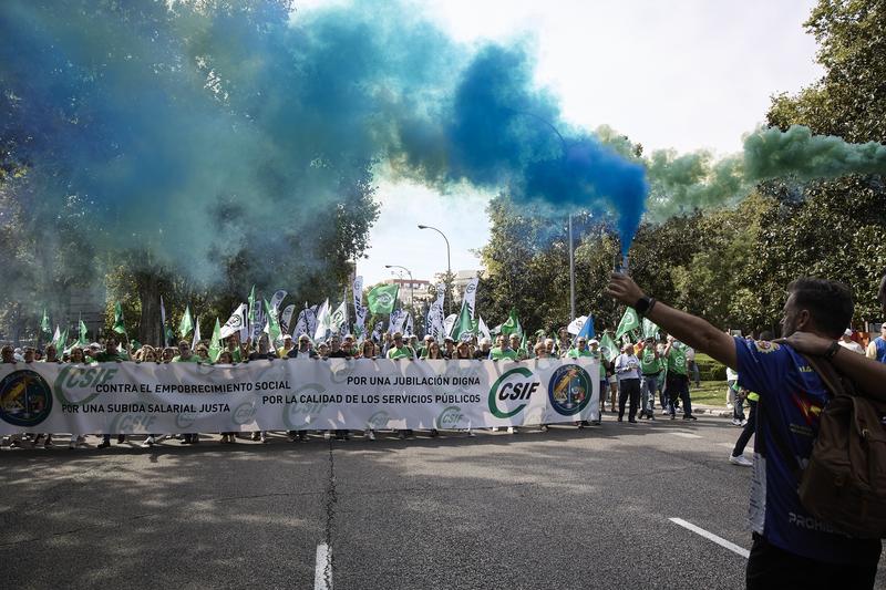 Miles de funcionarios se manifiestan en Madrid para exigir «una subida salarial justa»