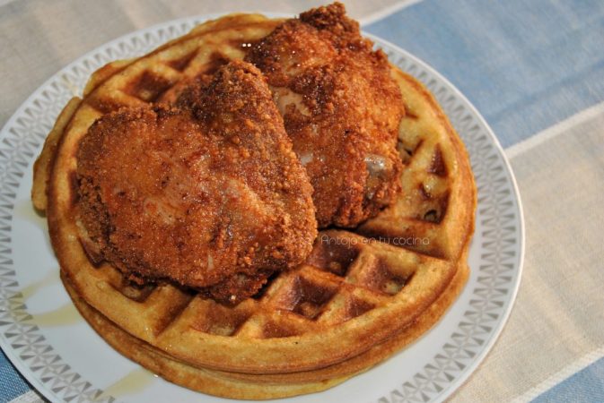 Gofres salados con zanahoria, queso y pollo para darle la bienvenida al otoño 