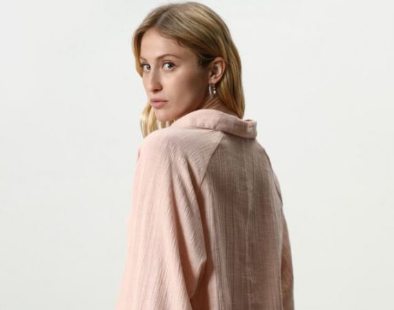 La blusa fluida de Lefties perfecta para llevar a la oficina por 10 euros  