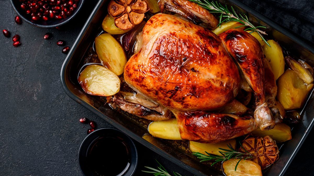 La razón por la que nunca deberías comerte la piel del pollo