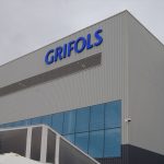 Las nuevas promesas de Grifols frenan su desplome en la Bolsa