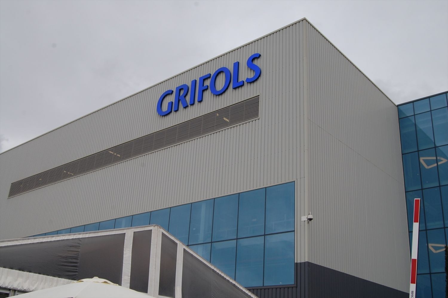 Las nuevas promesas de Grifols frenan su desplome en la Bolsa