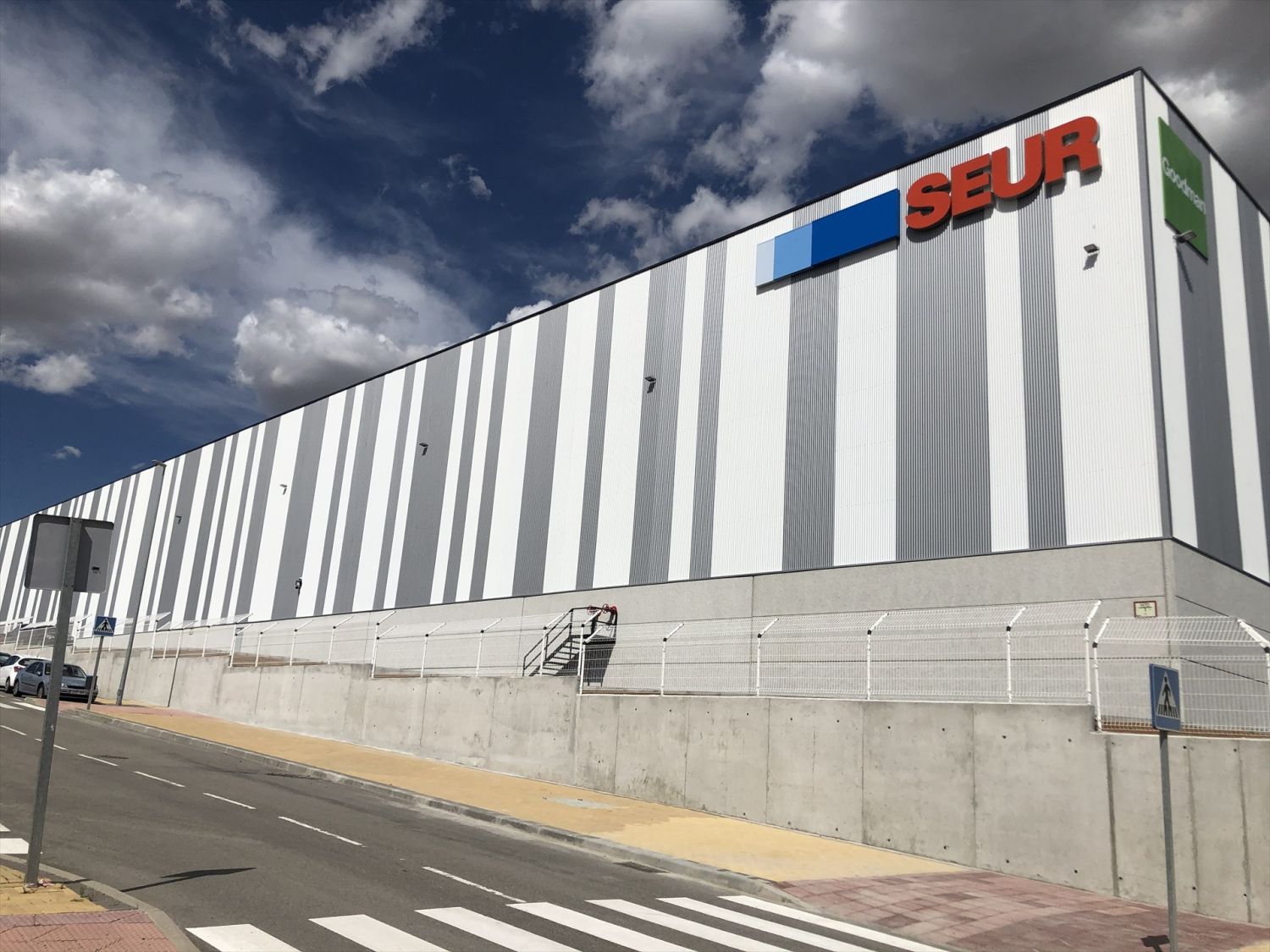 Seur, Correos y DHL se reparten el negocio de la paquetería empresarial