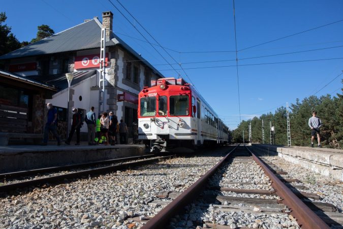 EuropaPress 4658285 viajeros junto tren anden estacion cotos septiembre 2022 cotos comunidad Merca2.es