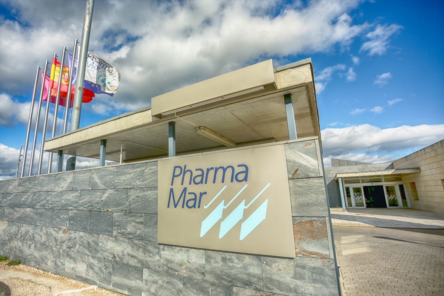 PharmaMar suelta lastre pero no convence