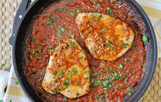 Atún con tomate: una receta sencillísima con la que te chuparás los dedos