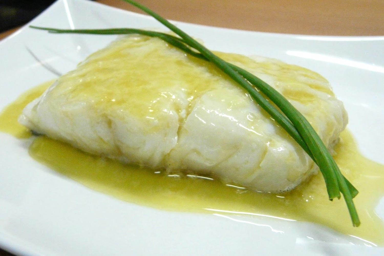 Bacalao al ajillo: una receta con un sabor de escándalo en 5 minutos