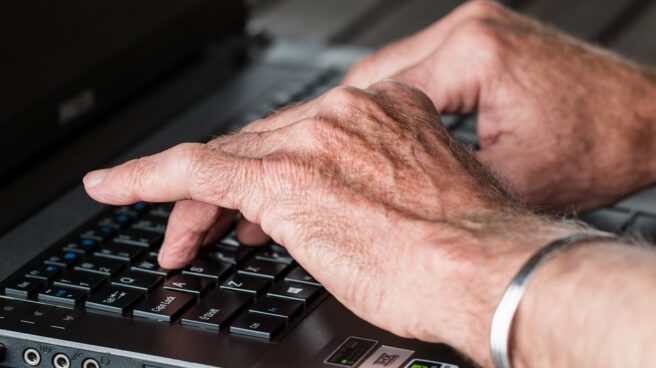 Los bancos desarrollan sus servicios digitales para facilitar el acceso a los mayores