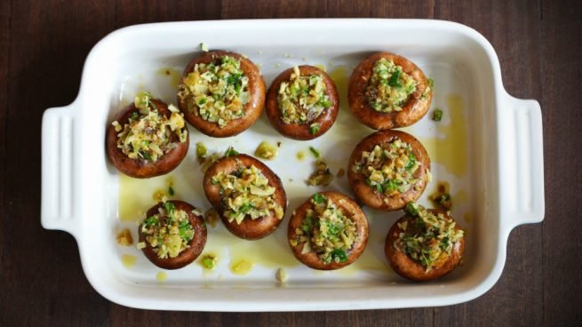 Champiñones rellenos: un entrante de matrícula para un domingo