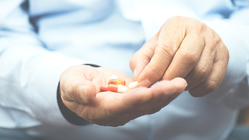 close up of hands holding medication Merca2.es
