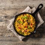 La receta casera para hacer una paella en una sartén