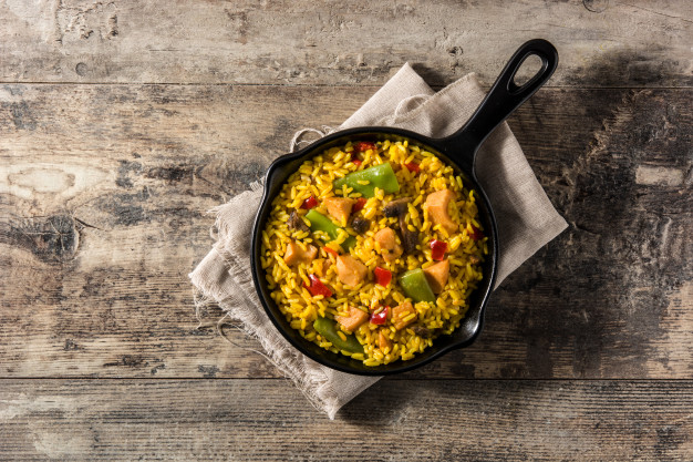 La receta casera para hacer una paella en una sartén