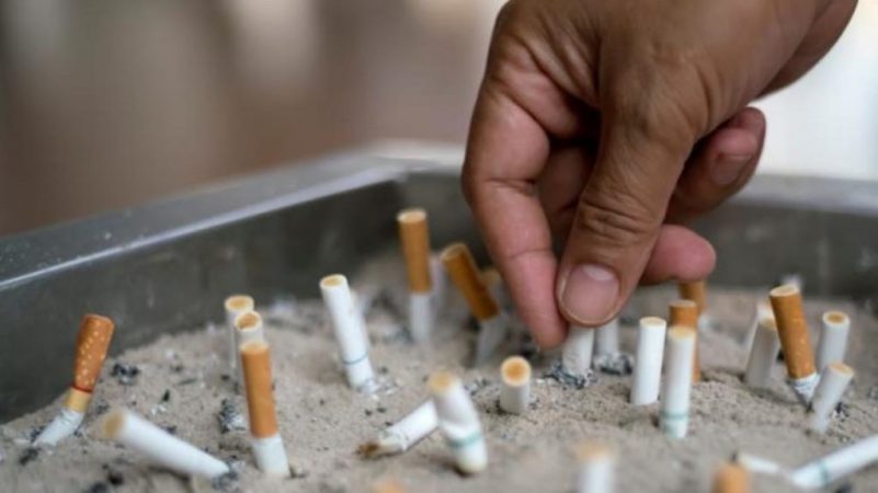 hand stubbing out a cigarette among butts in a sand tray 1024x575 1 Merca2.es