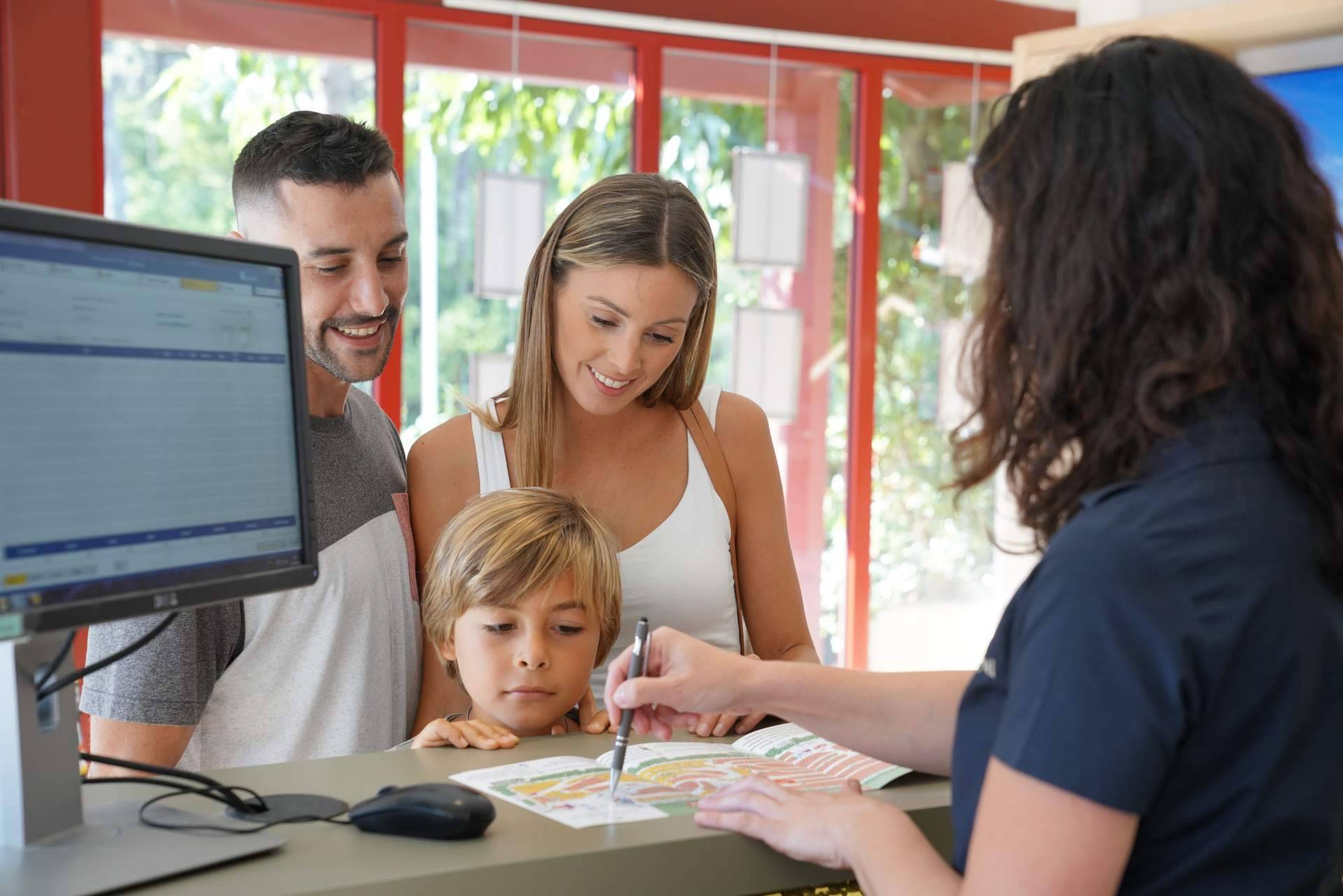 Optimizar las empresas del sector turístico a través de una base de datos de camping y base de datos de agencias de viajes, por BancoDatos