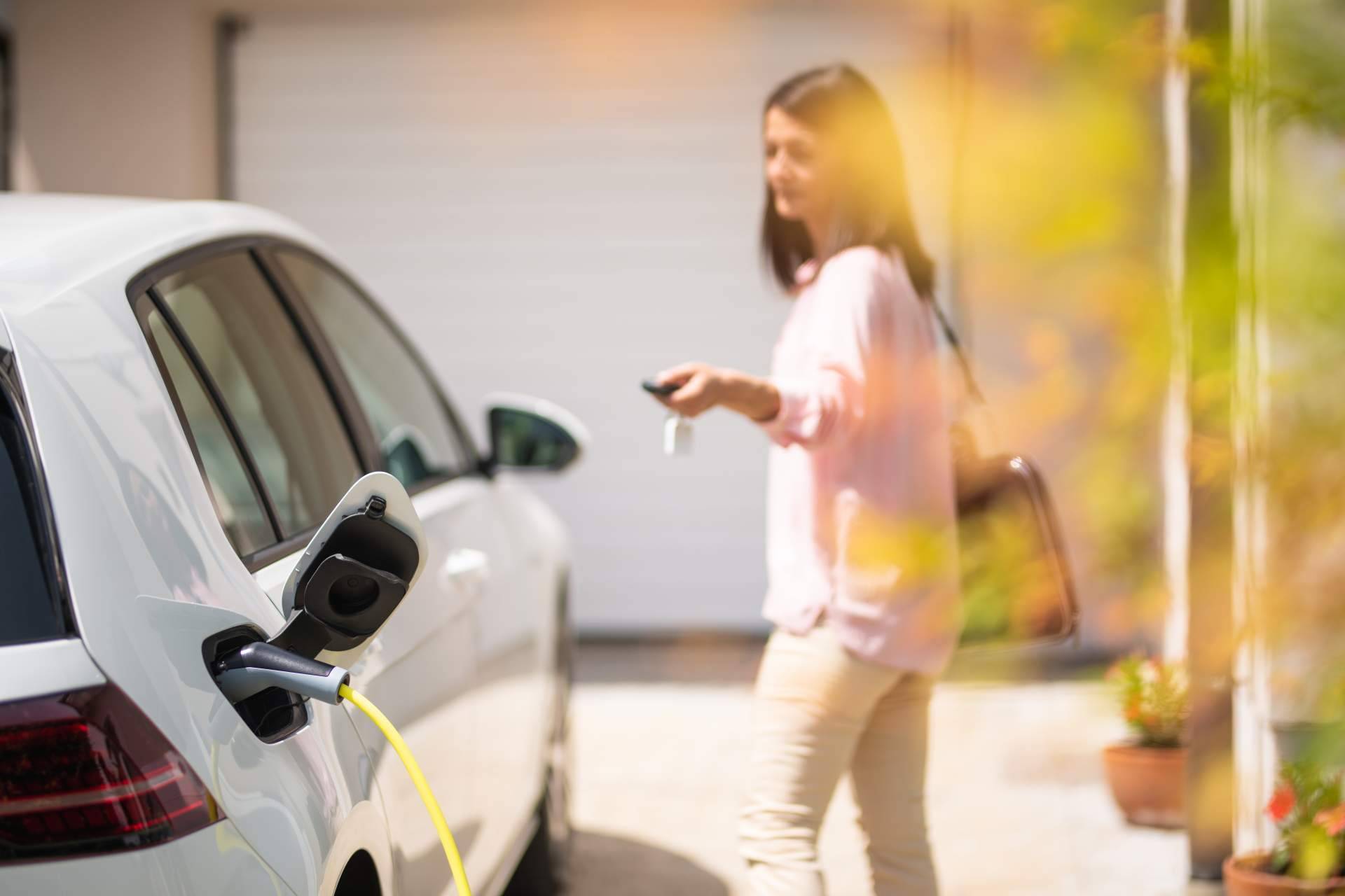 Cargar el coche eléctrico con energía solar y Smart Wallboxes