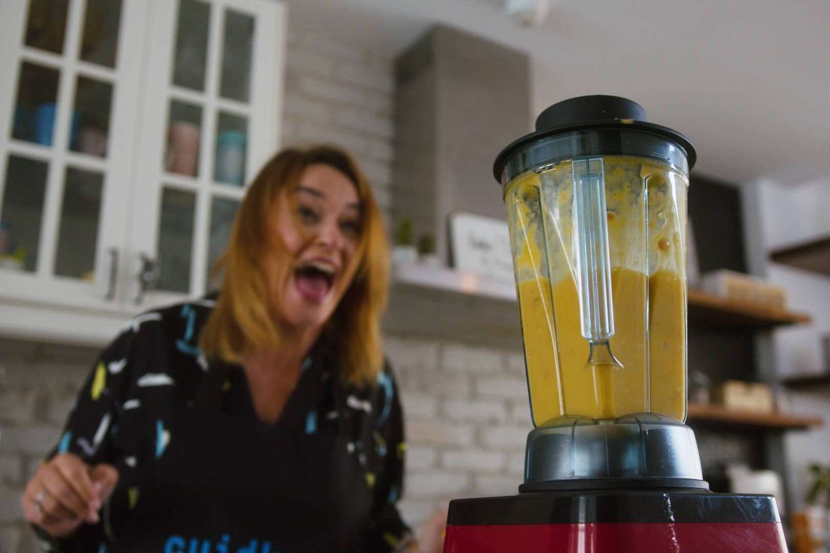 Toñi Moreno y Cuidkers lanzan su podcast que consigue colocarse en la lista de éxitos en la primera semana