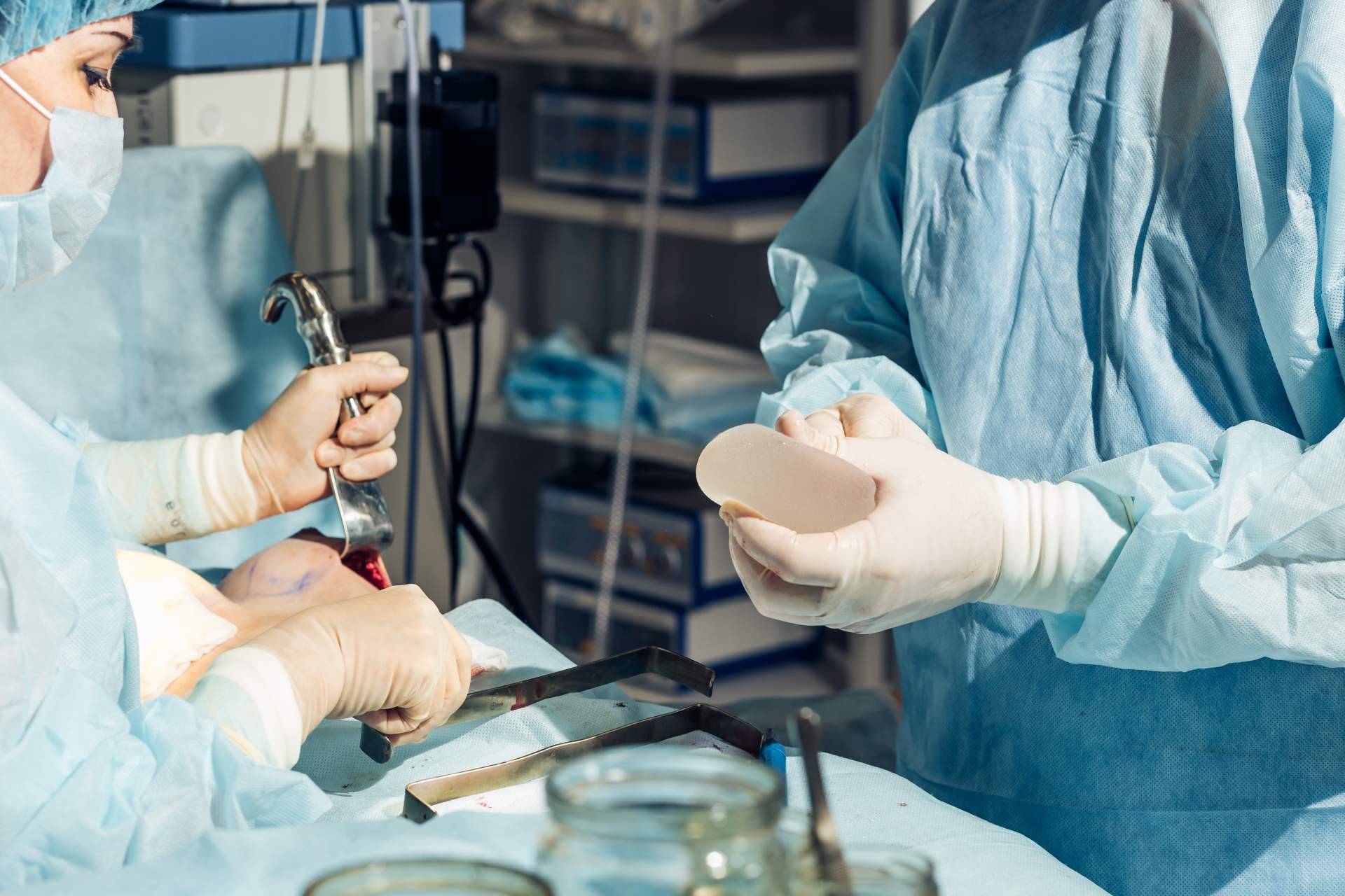 Uno de los cirujanos plásticos más reconocidos en Barcelona es el Dr. Albert Samper