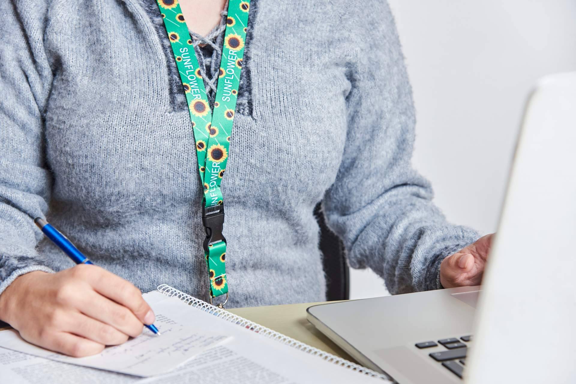 Creación de imagen de marca con lanyards personalizados, con Srflyer.com