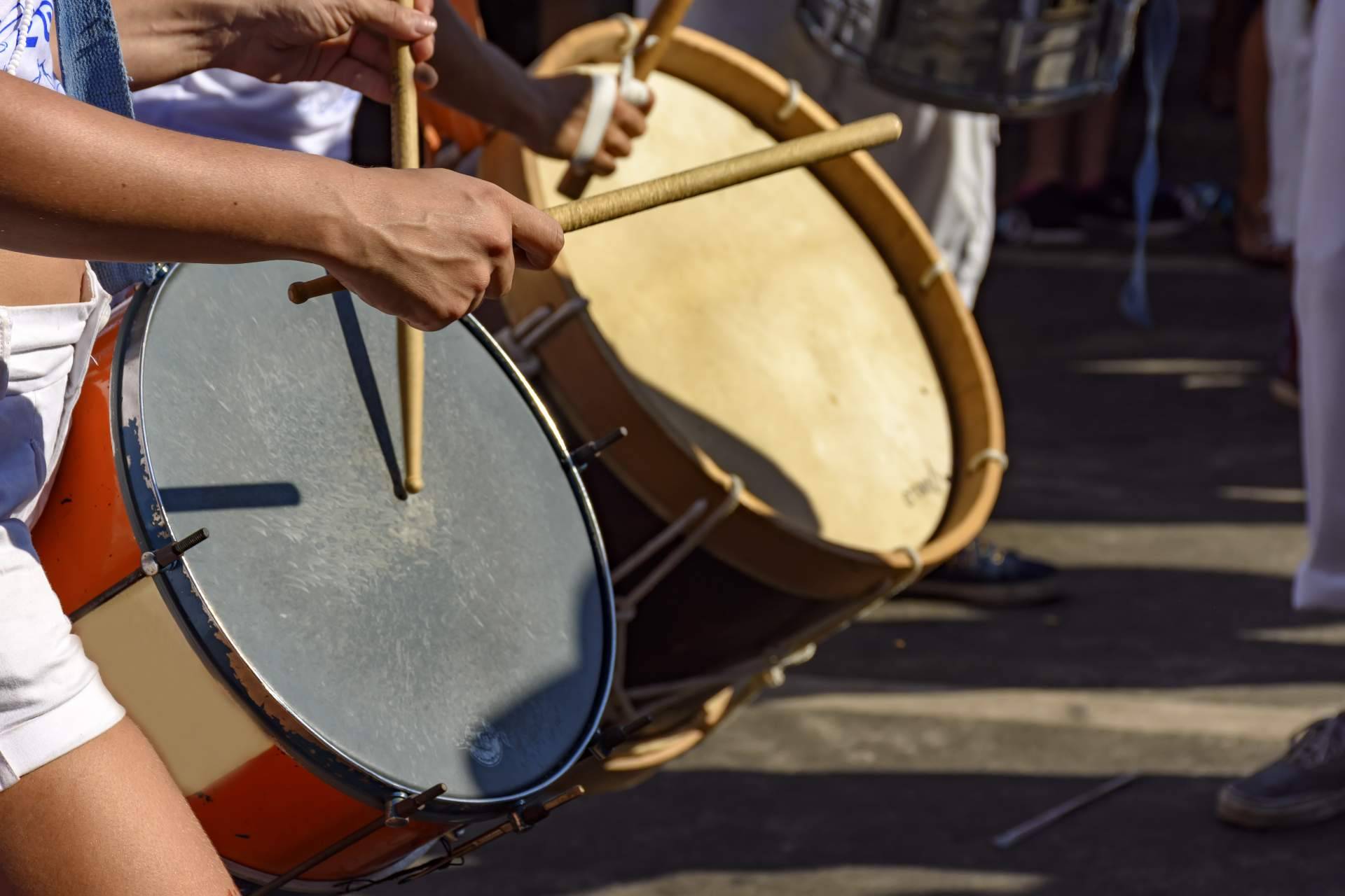 El papel del surdo en la percusión brasileña
