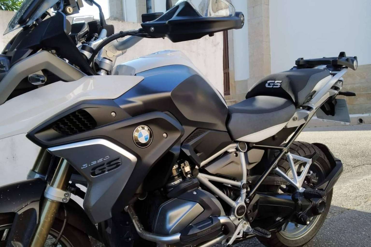 Tener un asiento de moto cómodo para viajar es vital, por JM-FUNDAS