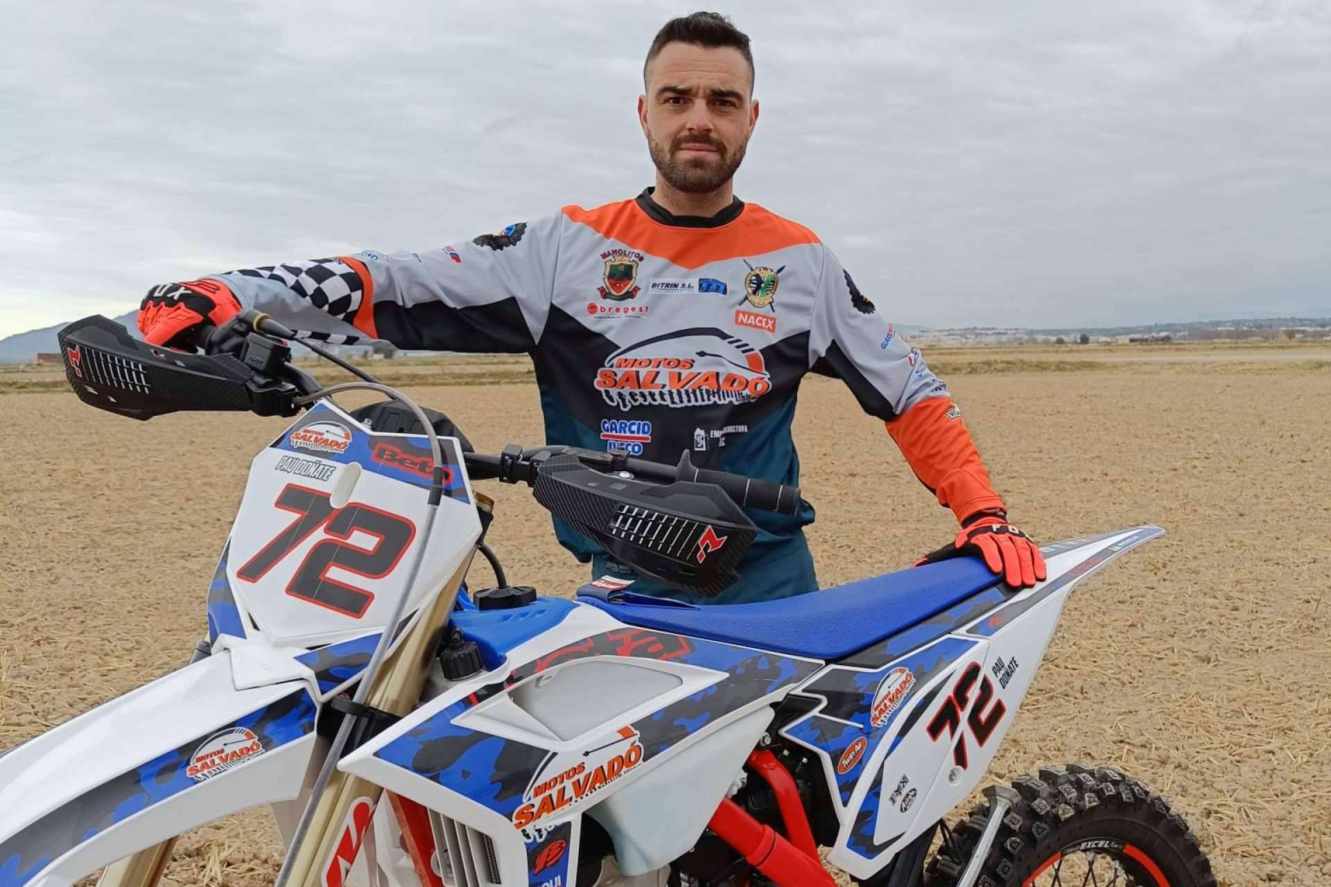 La ropa off road a medida que ofrece ADHESIVOSEMBARRADOS