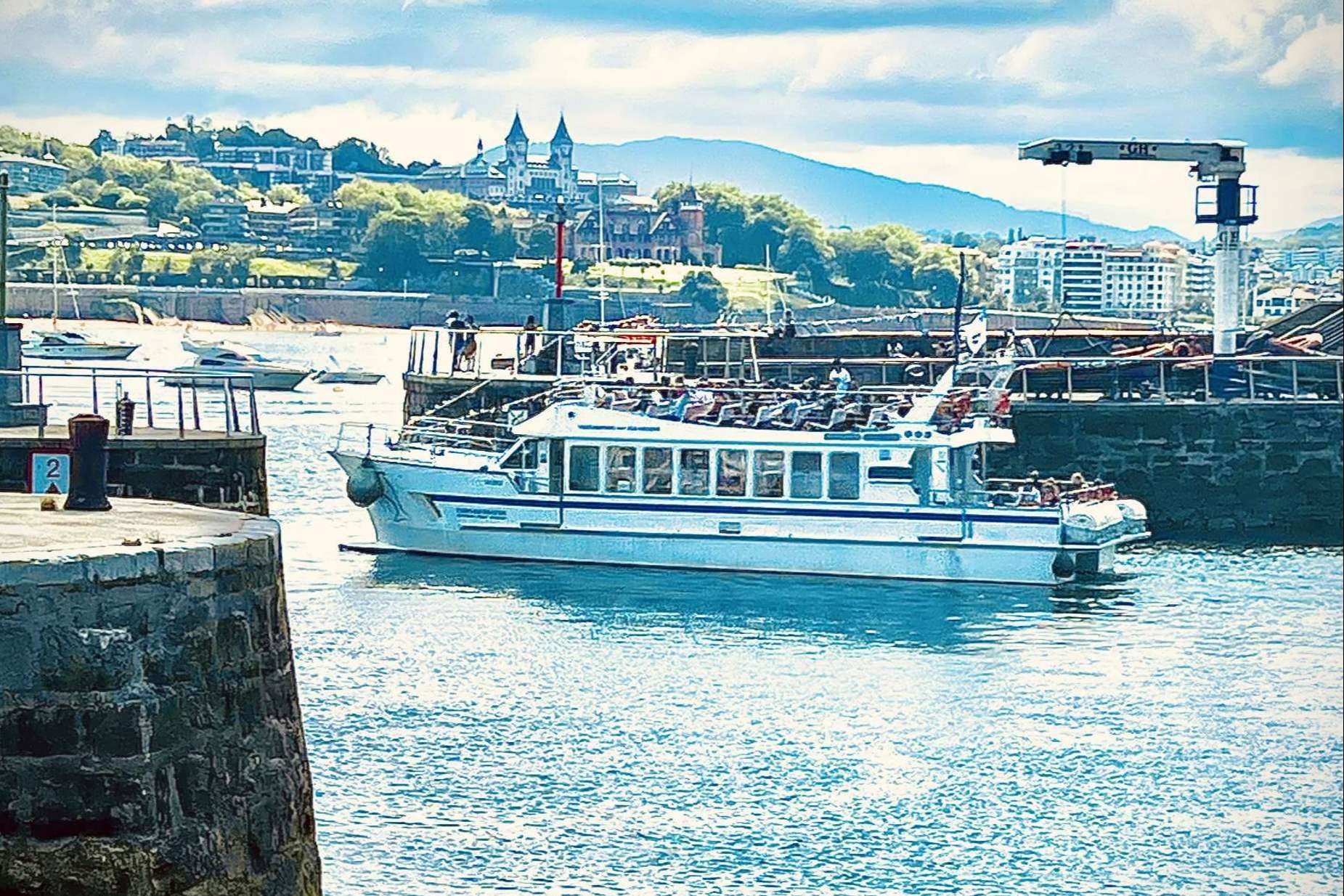 Ciudad San Sebastián da la opción de conocer la costa de San Sebastián en catamarán