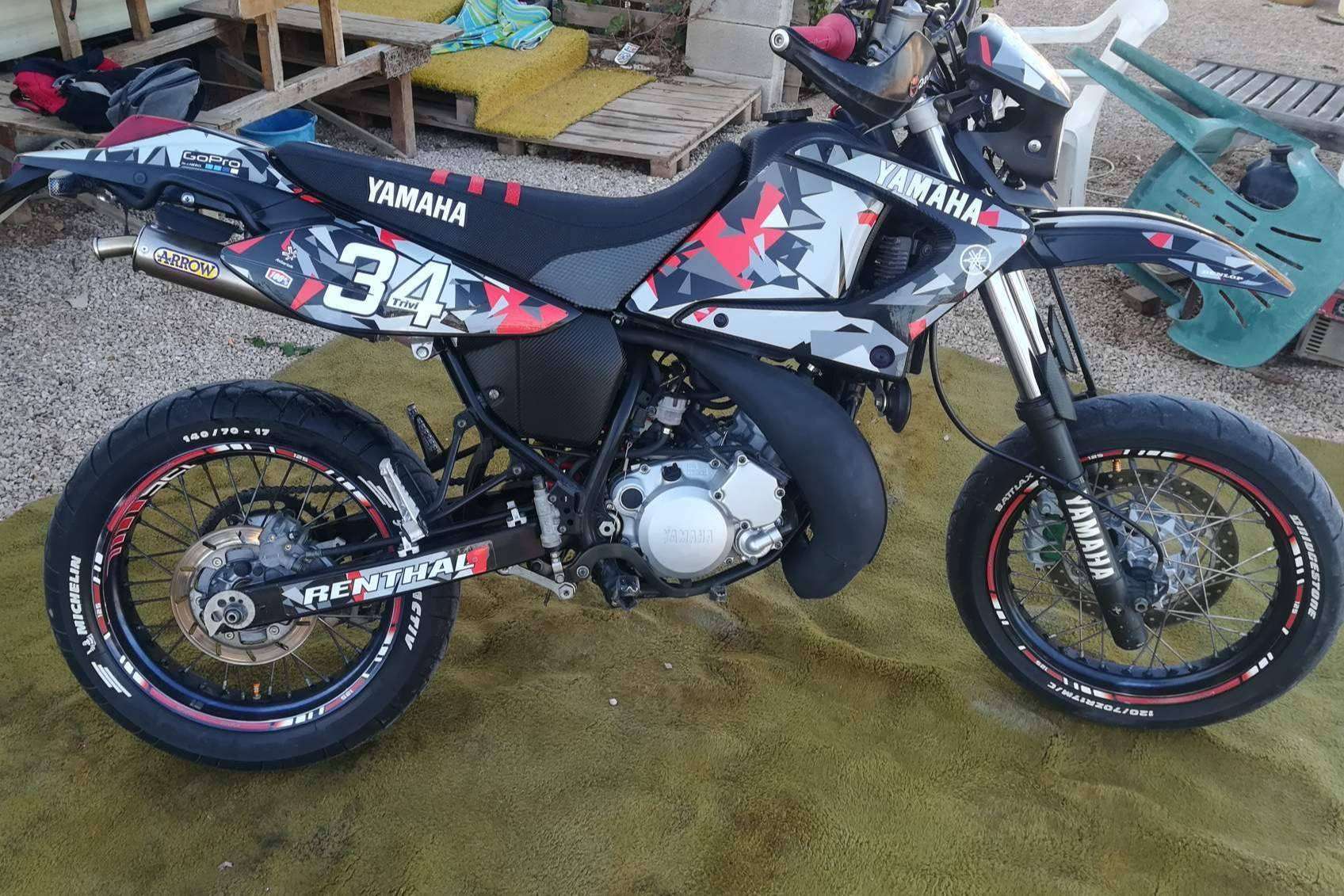 ADHESIVOSEMBARRADOS da la posibilidad de personalizar las motos off road con plásticos y adhesivos