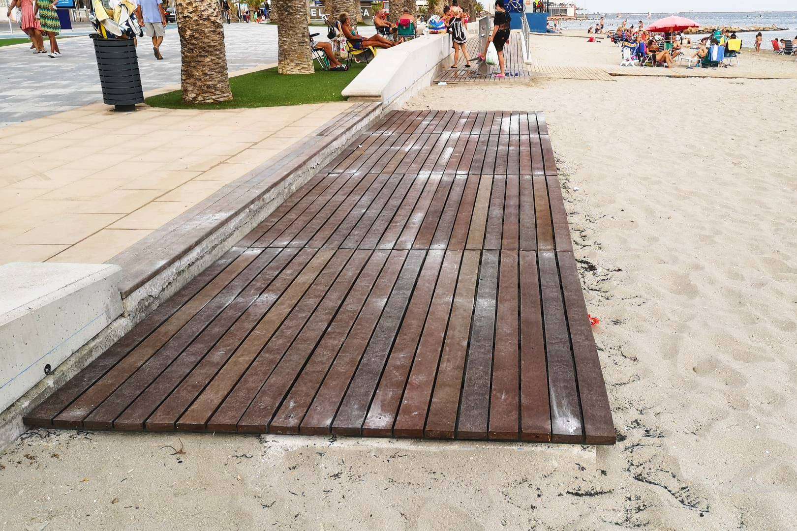 Para las playas en verano son recomendables las pasarelas hechas de plástico 100 % reciclado