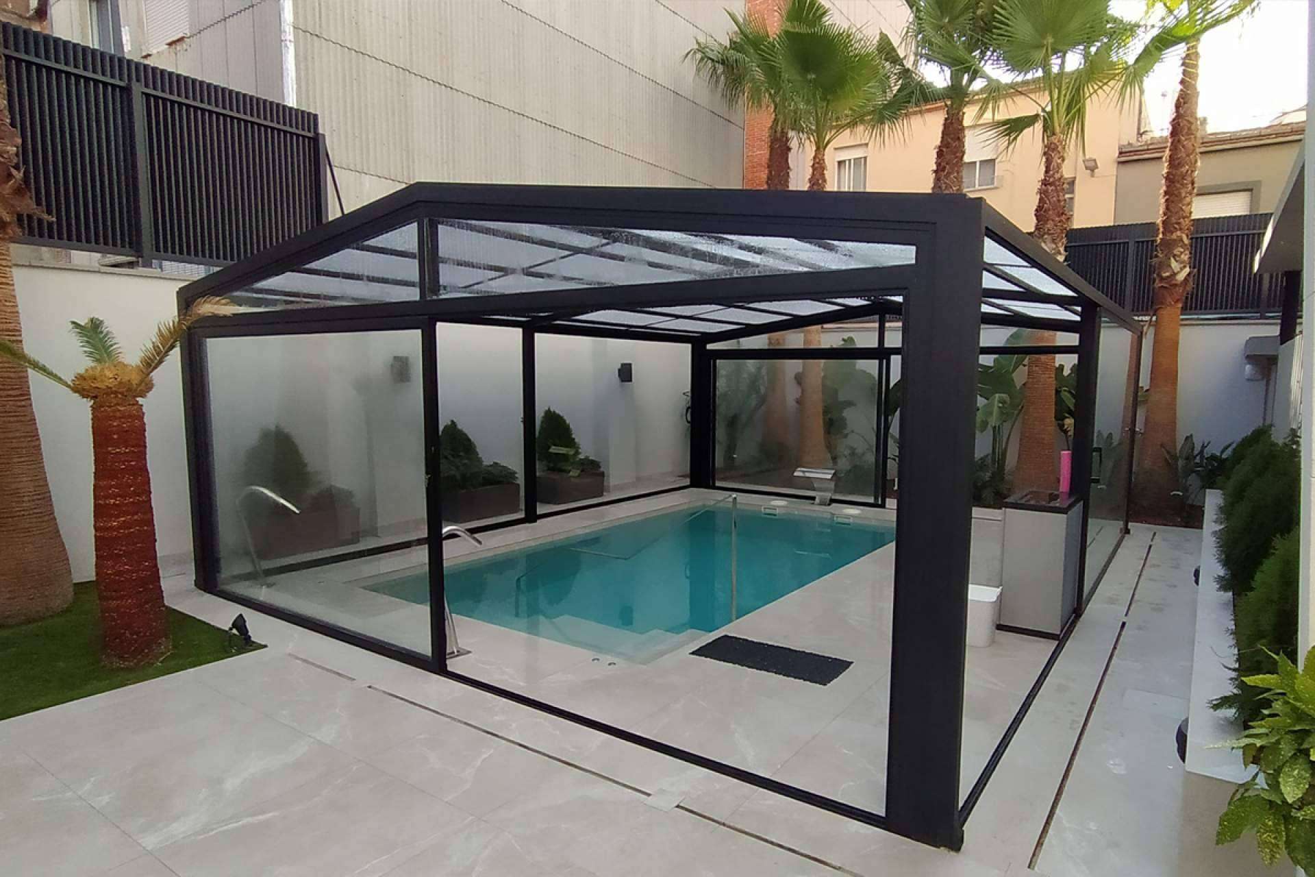 Las cubiertas de piscina en vidrio de seguridad, disponibles en COVERTTO
