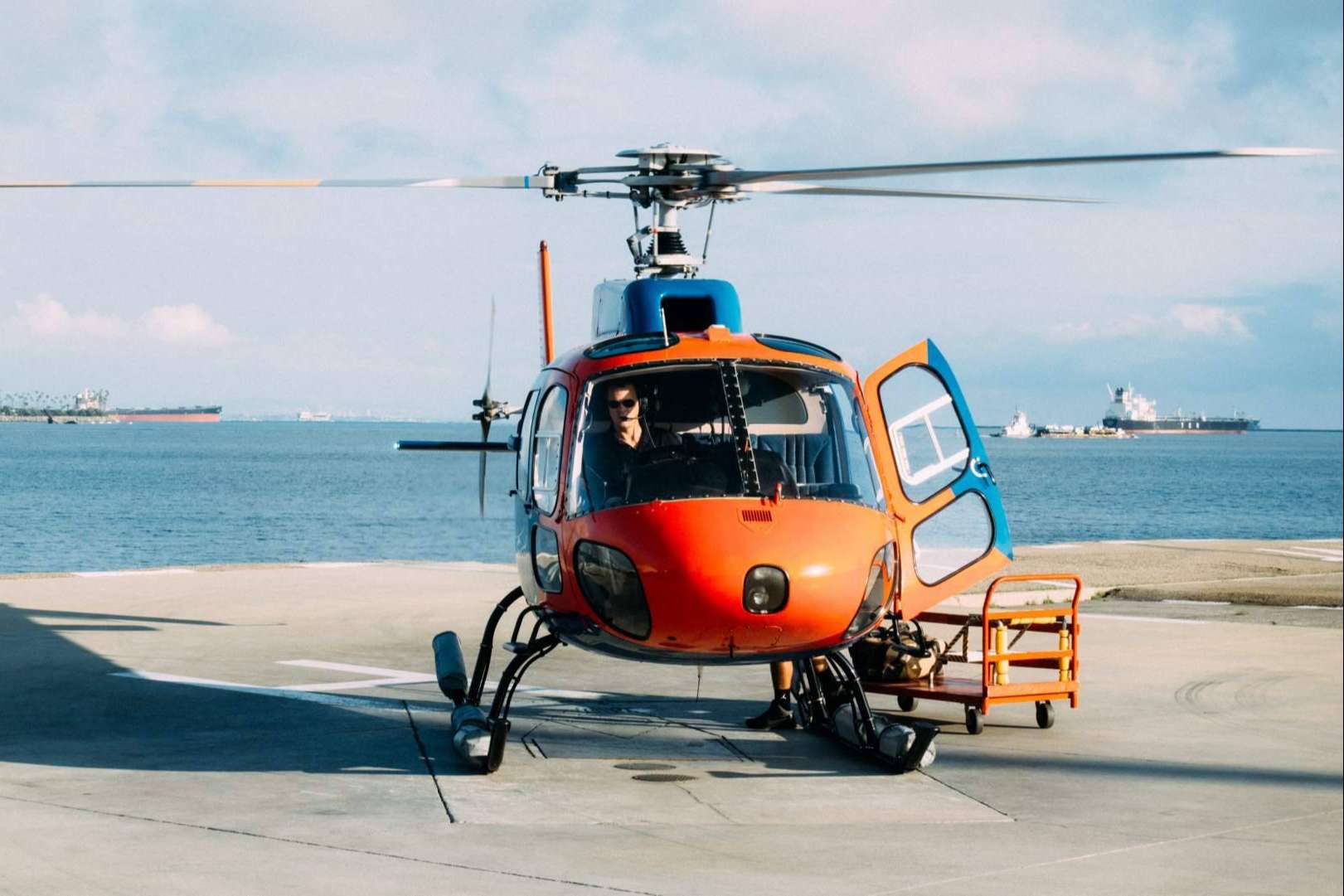 Disfrutar de las vistas de Barcelona durante un paseo en helicóptero, con Enjoy The Ride