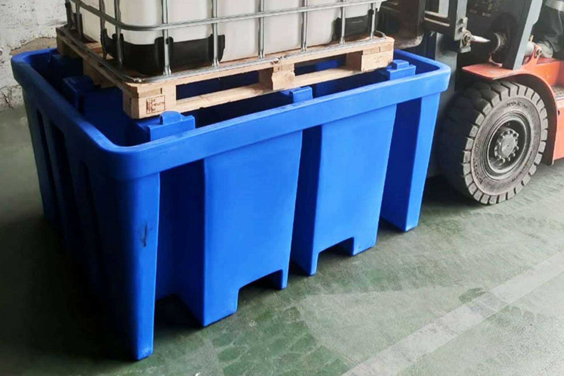Encontrar el cubeto de retención perfecto con la ayuda de Absorbentes y Cubetos