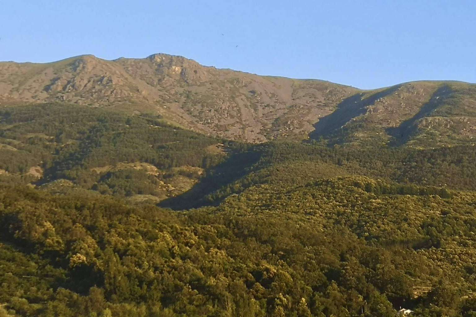 Disfrutar de paisajes naturales, buena gastronomía y aguas termales en los Baños de Montemayor